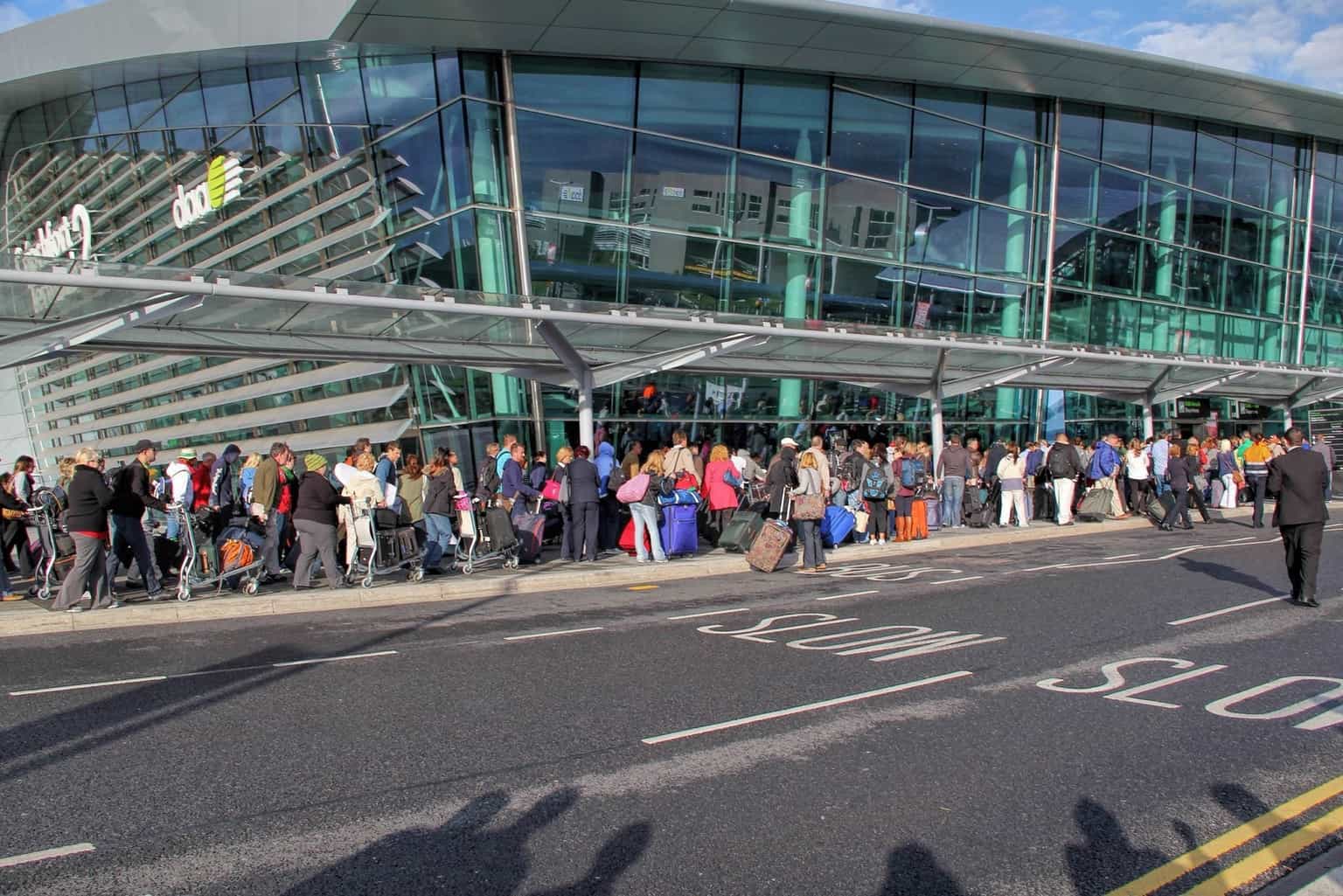 Queues at Dublin Airport cause more than 1,000 people to miss flights on Sunday