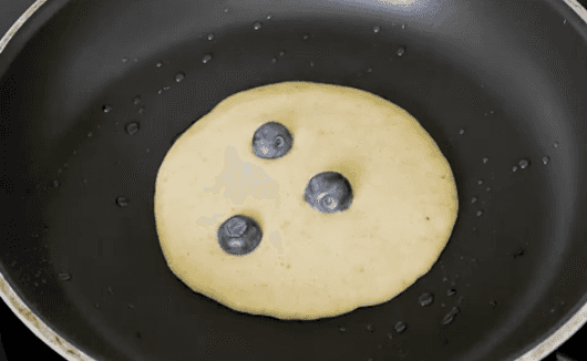 How to make blueberry pancakes at home