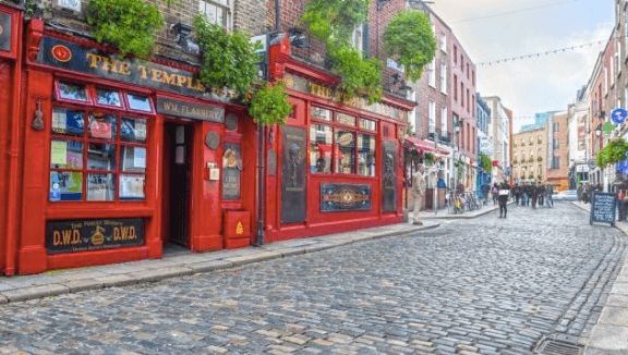 Restaurants in Temple Bar have been hit with an outdoor dining ban