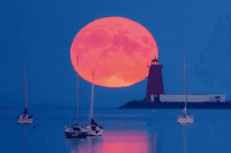 This Irish photographer got incredible footage of the moonrise last night