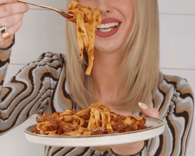 2 for €10: Simple slowcooker beef ragu tagliatelle with cheesy garlic bread