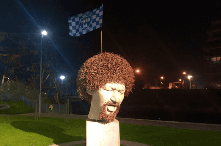 PICS: The Luke Kelly statue has shown its support for Dublin’s successful GAA teams PICS: The Luke Kelly statue has shown its support for Dublin’s successful GAA teams