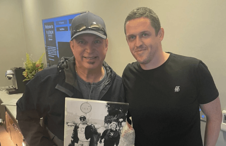 Garth Brooks speechless at Dublin Airport worker’s heartfelt gesture Garth Brooks speechless at Dublin Airport worker’s heartfelt gesture