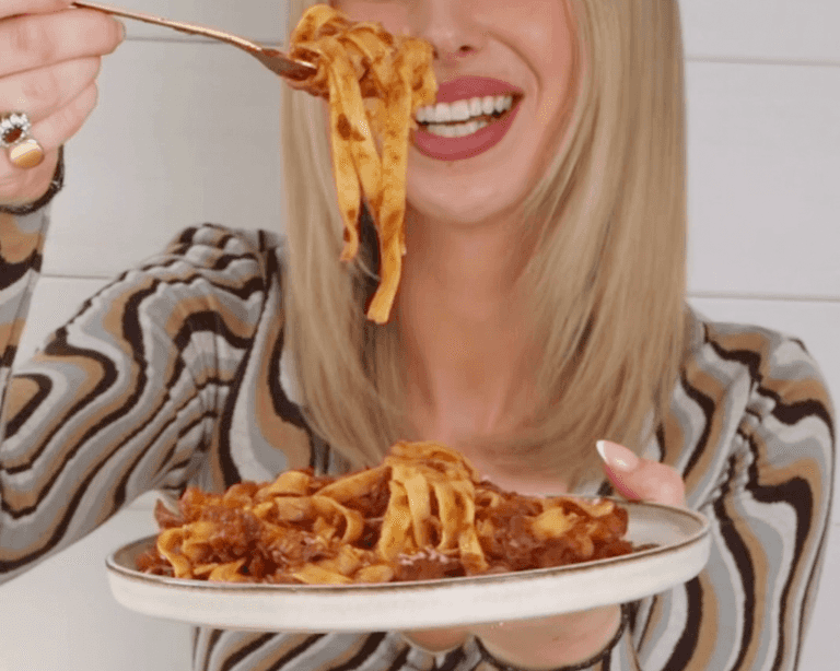 2 for €10: Simple slowcooker beef ragu tagliatelle with cheesy garlic bread 2 for €10: Simple slowcooker beef ragu tagliatelle with cheesy garlic bread