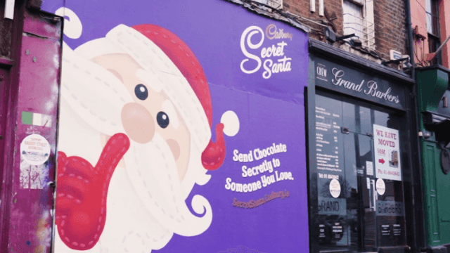 Mural pops up on Baggot Street to encourage us to become a Secret Santa this Christmas Mural pops up on Baggot Street to encourage us to become a Secret Santa this Christmas