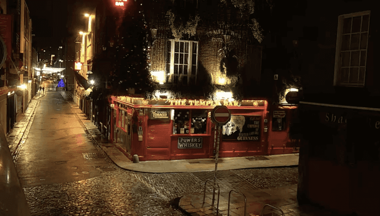 PICS: This photo of an eerily quiet Temple Bar is testament to the difference a year can make PICS: This photo of an eerily quiet Temple Bar is testament to the difference a year can make