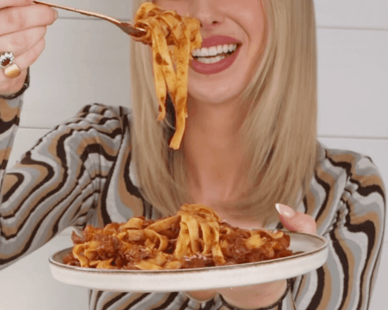 2 for €10: Simple slowcooker beef ragu tagliatelle with cheesy garlic bread 2 for €10: Simple slowcooker beef ragu tagliatelle with cheesy garlic bread